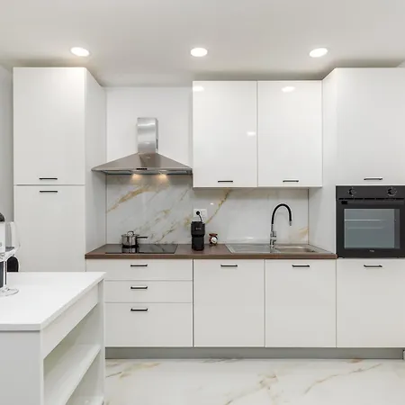 Travel Station Apartment *